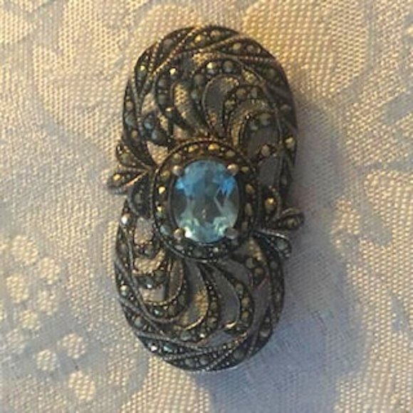 Vintage pin with a large Blue Oval Stone on cut our filigree design - Picture 3 of 5